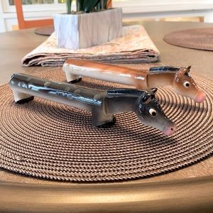 A set of horse salt & pepper shakers.